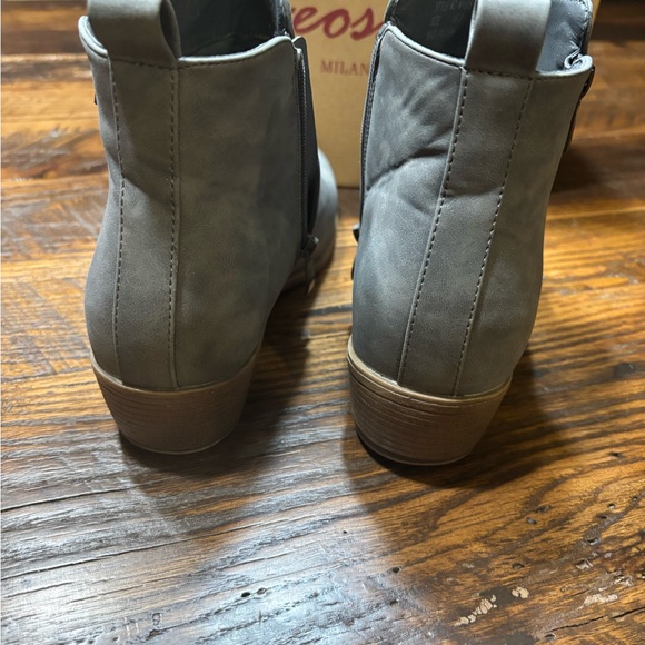 Ladies Gray Boots Size 9 - “leather look” - Picture 7 of 9